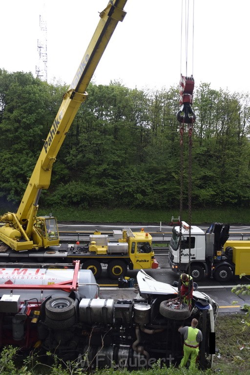 VU Gefahrgut LKW umgestuerzt A 4 Rich Koeln Hoehe AS Gummersbach P313.JPG - Miklos Laubert